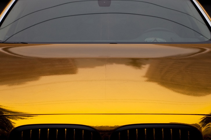 samochód ze złotym lakierem