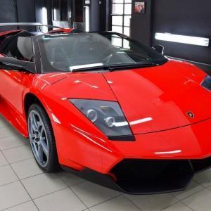 Oklejony na czerwono Lamborghini Murcialego